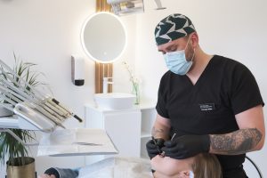 Pasient på Eiksmarka Tannlegesenter reparerer en tann med tannkrone