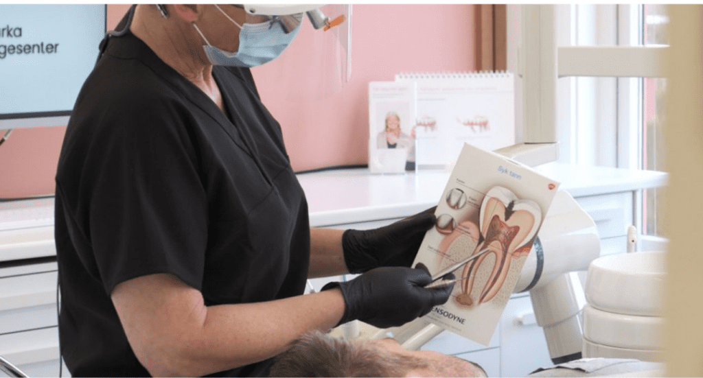 Tannlege utfører periodontitt undersøkelse på pasient hos Eiksmarka Tannlegesenter