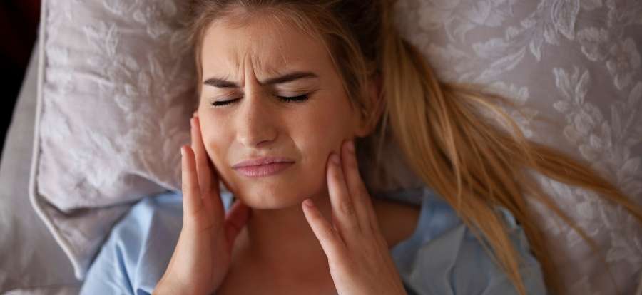 Kvinne med sovnforstyrrelser pga sovn tanngnissing