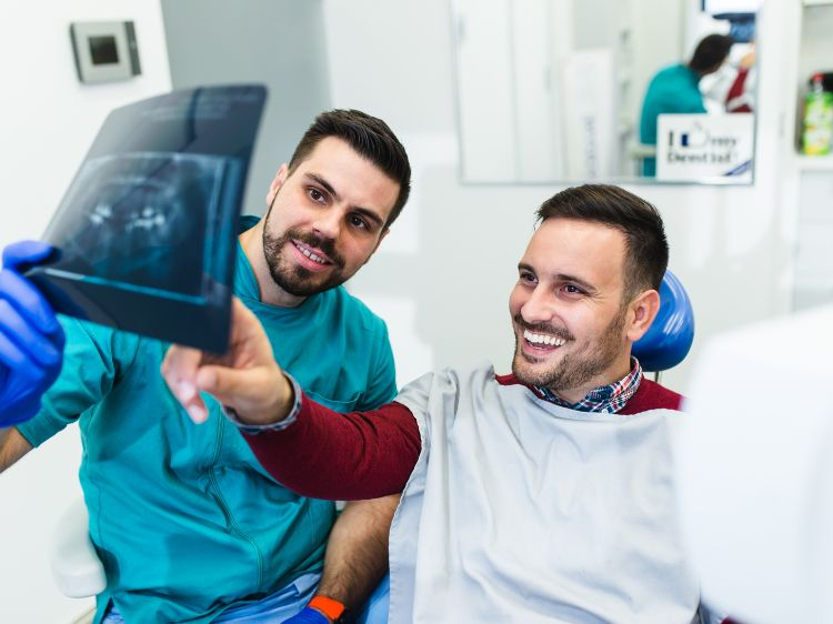 Nye tenner som ser ut som naturlige tenner, snakk med din tannlege om hvordan behandlingen fungerer på din gratis implantat konsultasjon i dag