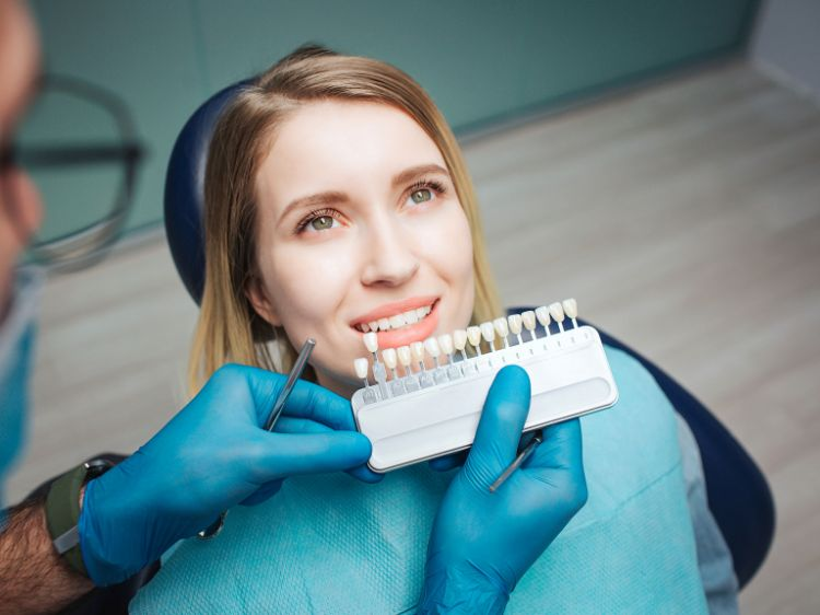 Har du mellomrom mellom tennene? Ofte kan veneers være en god løsning! Behandling med svært gode resultater. Smil mer 