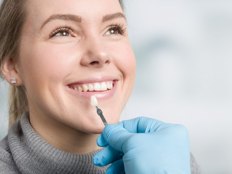 Snakk med din tannlege om denne type estetisk behandling og få svar på pris og hvor lang tid det vil ta å fikse dine tenner med behandling med skallfasetter