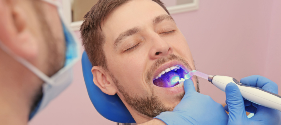 Mann som mottar behandling med tannfylling