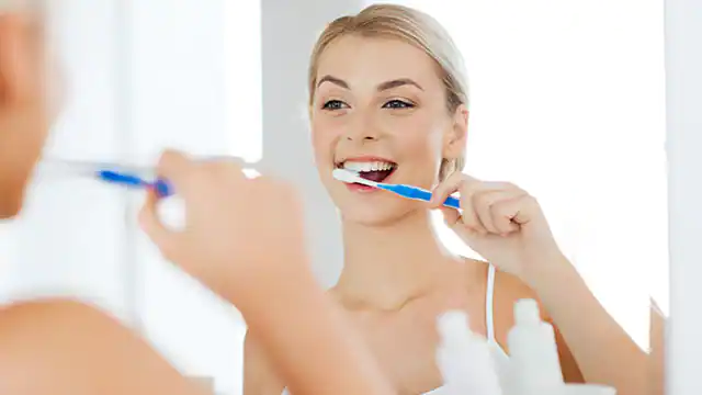 Å pusse tennene regelmessig kan forebygge syreskader