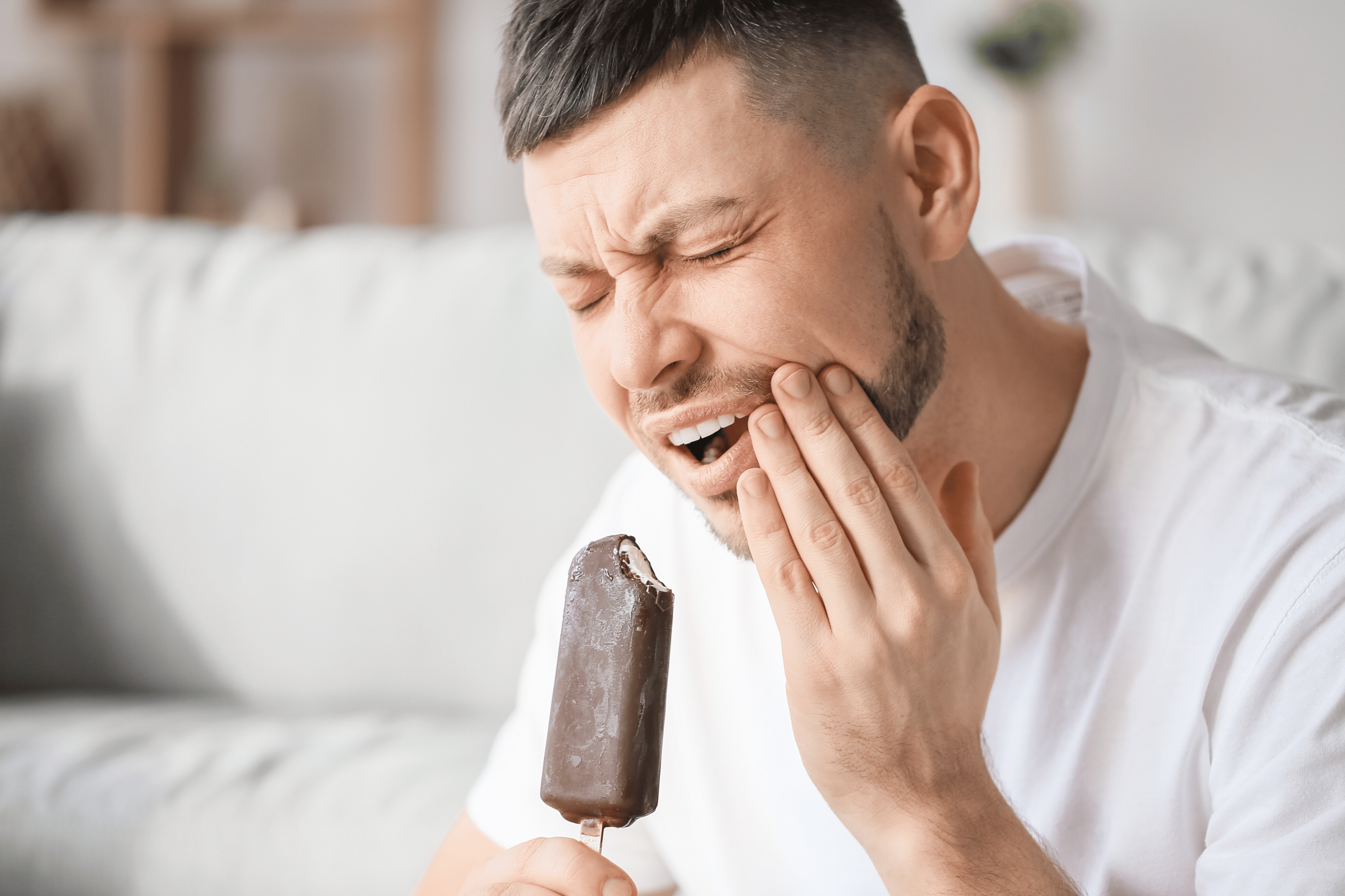 Mann med ising i tennene