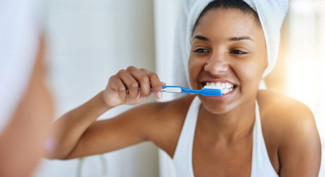 Kvinne som pusser tennene