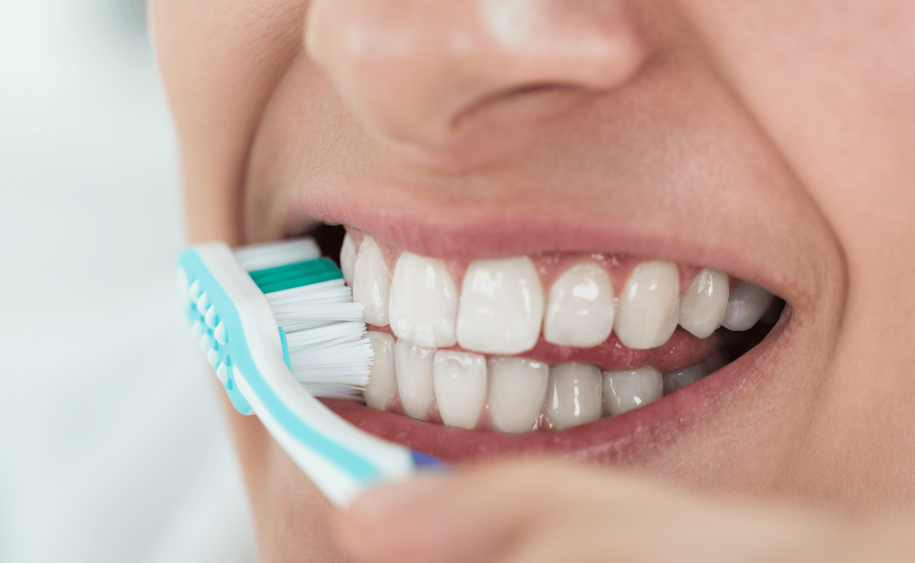 Dentist viser tannmodell til pasient for å forklare effektiv tannpuss priser 